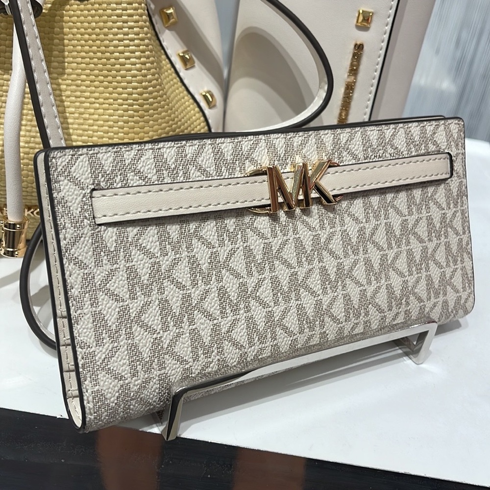 MICHAEL KORS
Reed Large Snap Signature Wallet
35S3G6RE3B
Lt Cream Multi
NWT - Picture 16 of 16